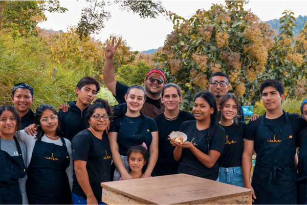 Jovenes estudiantes Escuela Restaurante Laboratorio Iche